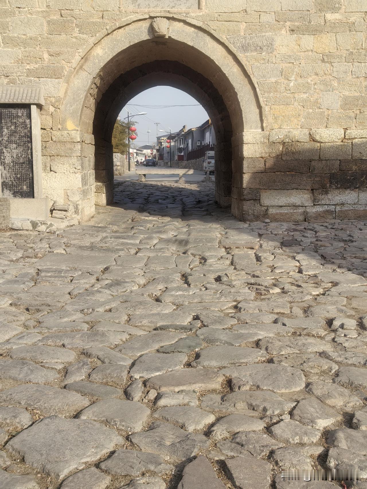 你的邻居把楼道当成储藏室，东西越堆越多，你会怎么说才能让他清理又不伤和气？

这