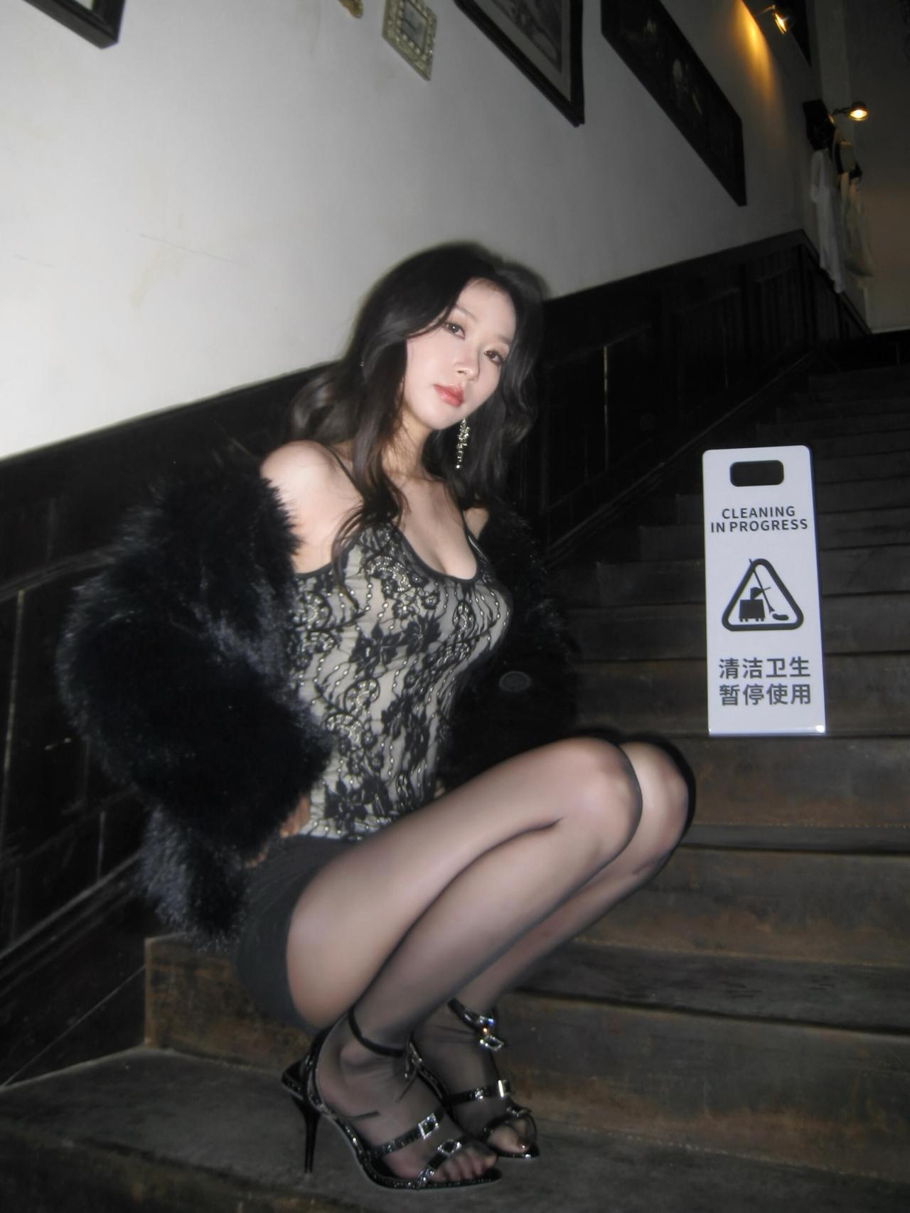 蕾丝就是成熟女人的标配||冬天蕾丝内搭真的好御，配上皮草蕾丝 蕾丝风穿搭 高级蕾