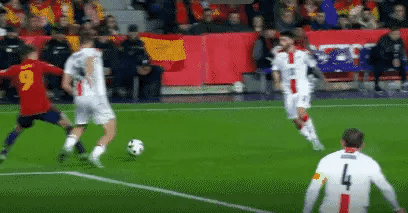 加维右膝十字韧带完全断裂，伴随半月板损伤。如此严重的受伤，让这位曾经的金童奖得主