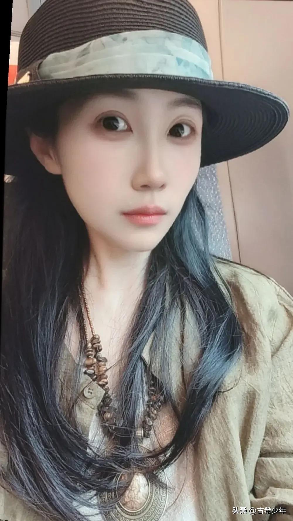 北京大学书法女博士，人很美，字很丑——

闻娜是北大的书法博士。有人说她人长得很