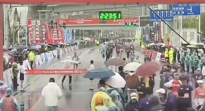 发生在重庆万州马拉松上的一幕，都不应该上新闻，干扰国内选手的冲刺，在全国多地马拉