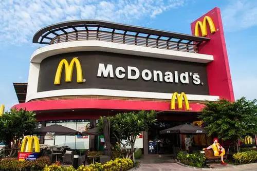 自12月27日起，麦当劳全线近90%的汉堡、小食类产品将涨价0.5元，相关套餐将