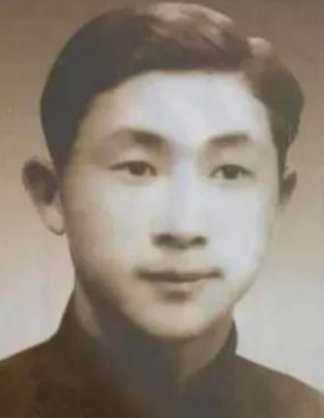 1947年，一名地下党因叛徒出卖被捕，为传递情报3次利用上厕所机会悄悄对叛徒说：