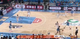 北京88：73击败广东晋级半决赛：广东输的不冤：数据对比北京略占上风。
北京篮板