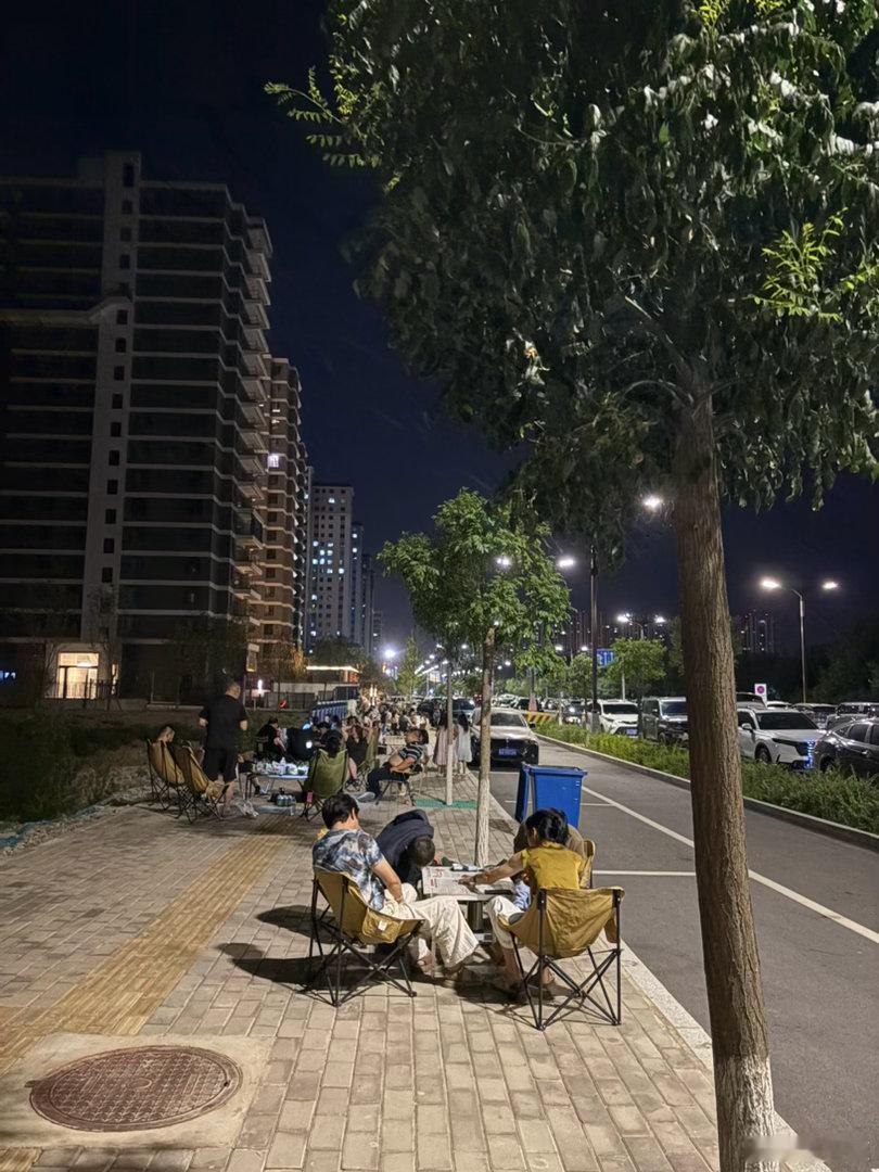 此刻，21: 46分街头。 
