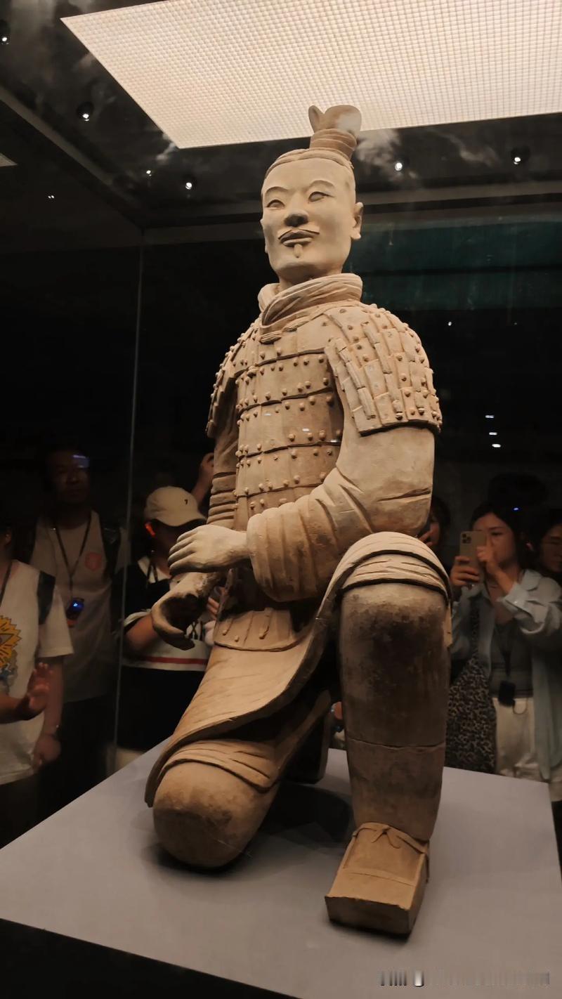 故游兵马俑才懂！
它藏着秦制沿用千年的硬核智慧
 
数度故游秦俑坑，每次立在冰凉