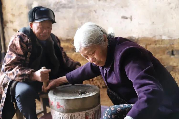 “一年前来郑州的时候，兜里有1500元，现在兜里还有1500元，我真是太节约了，