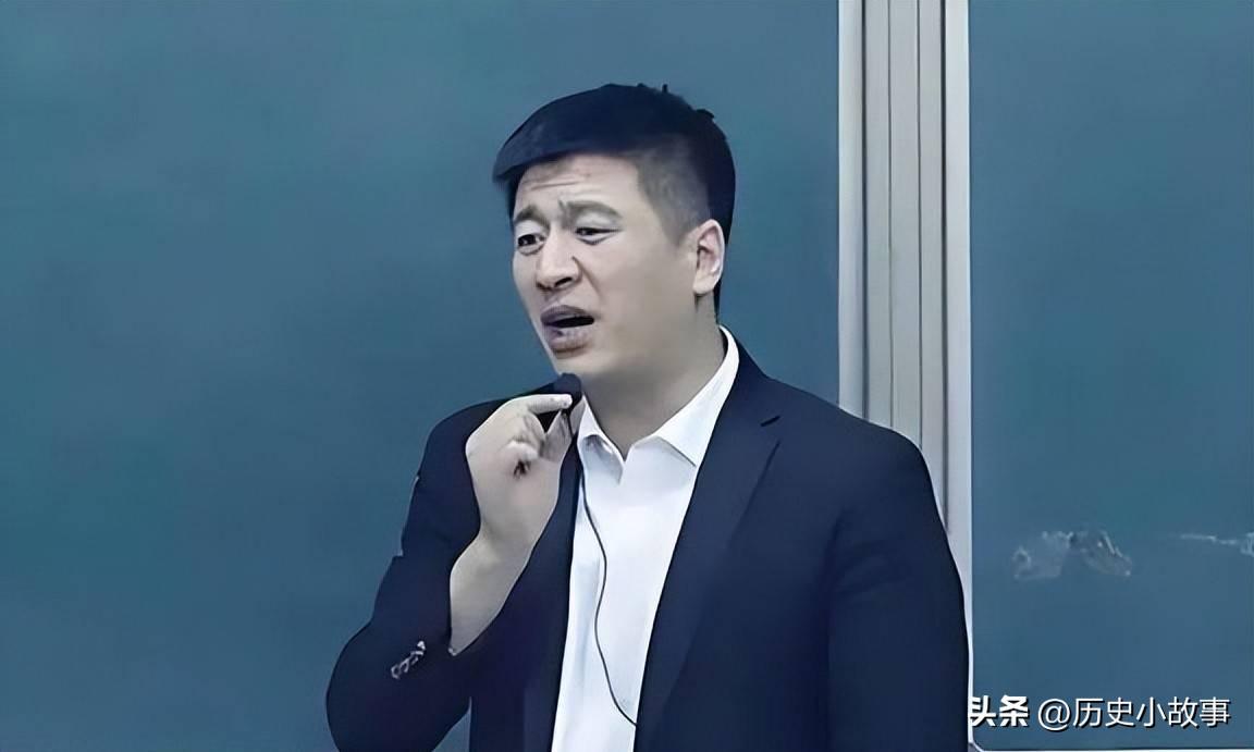 不查不知道，一查真的让人瞬间破防。
那个天天在镜头前喊着"让普通人少走弯路"的张