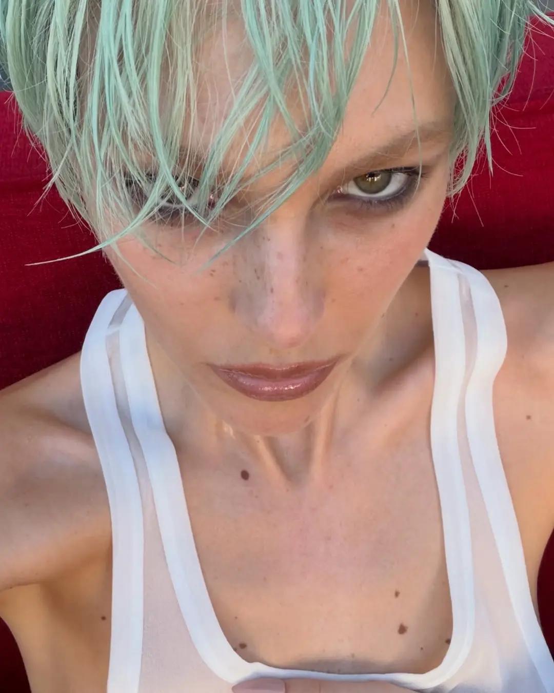 Vittoria Ceretti发布一则Vogue Italia 8月刊幕后短发