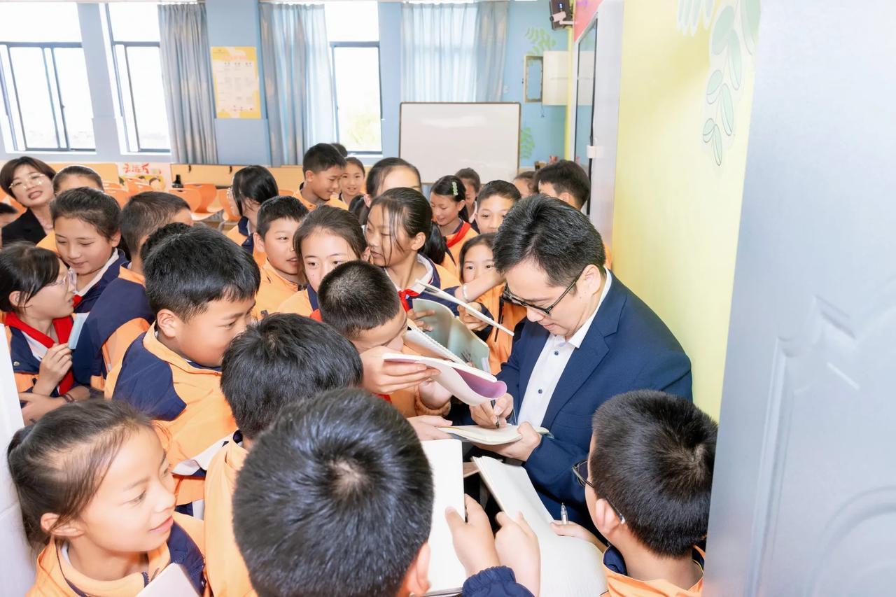 今天到腾冲，给我们公司捐赠的腾冲市腾越第三完全小学学生讲课