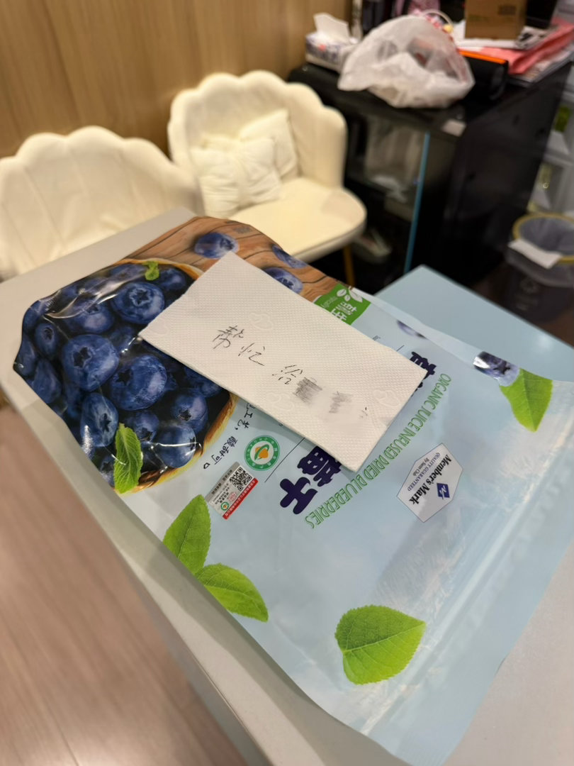 今天也太幸福啦[泪][泪][泪]朋友们给我点咖啡，买了摩托车头盔小挂件、蓝莓干，