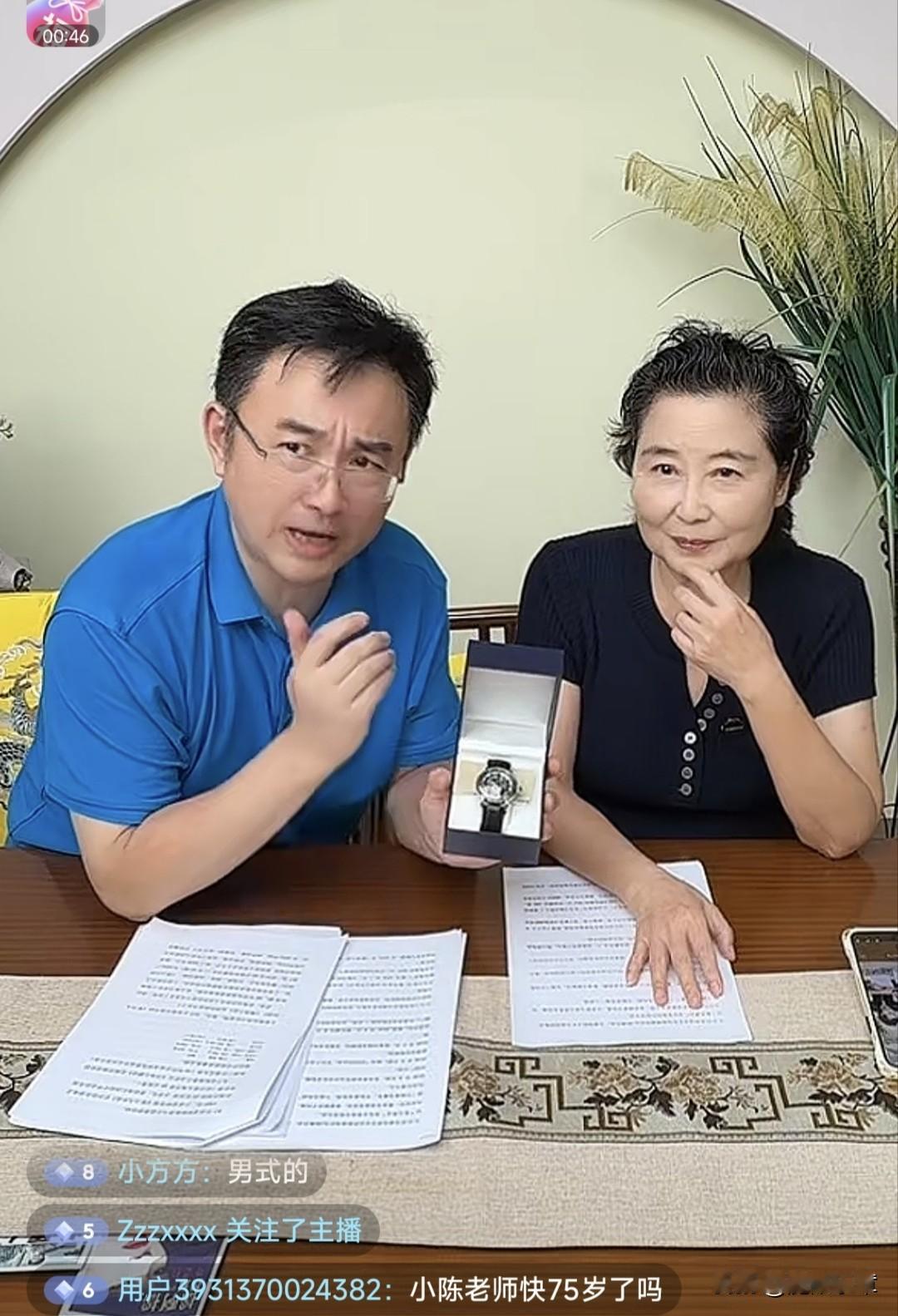 这是上海最有温情的一幕。小辰、黄浩师徒情谊续慈善，一块手表承载两代温度。
在8月