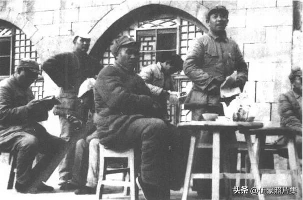 1940年10月，李涛、叶剑英、佚名、朱德、叶季壮、李强(左起)在延安王家坪出席