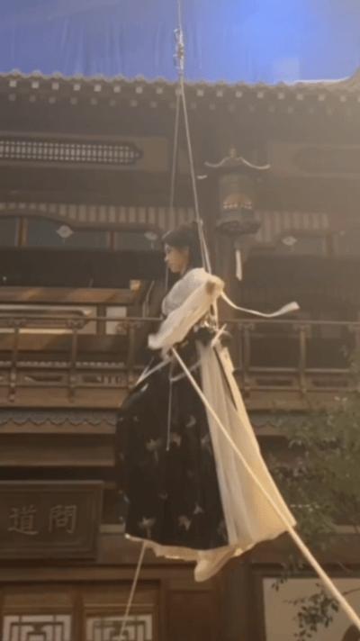 鞠婧祎阿黛片场花絮上新 鞠婧祎吊威亚打戏花絮鞠婧祎阿黛片场花絮上新 ​​​