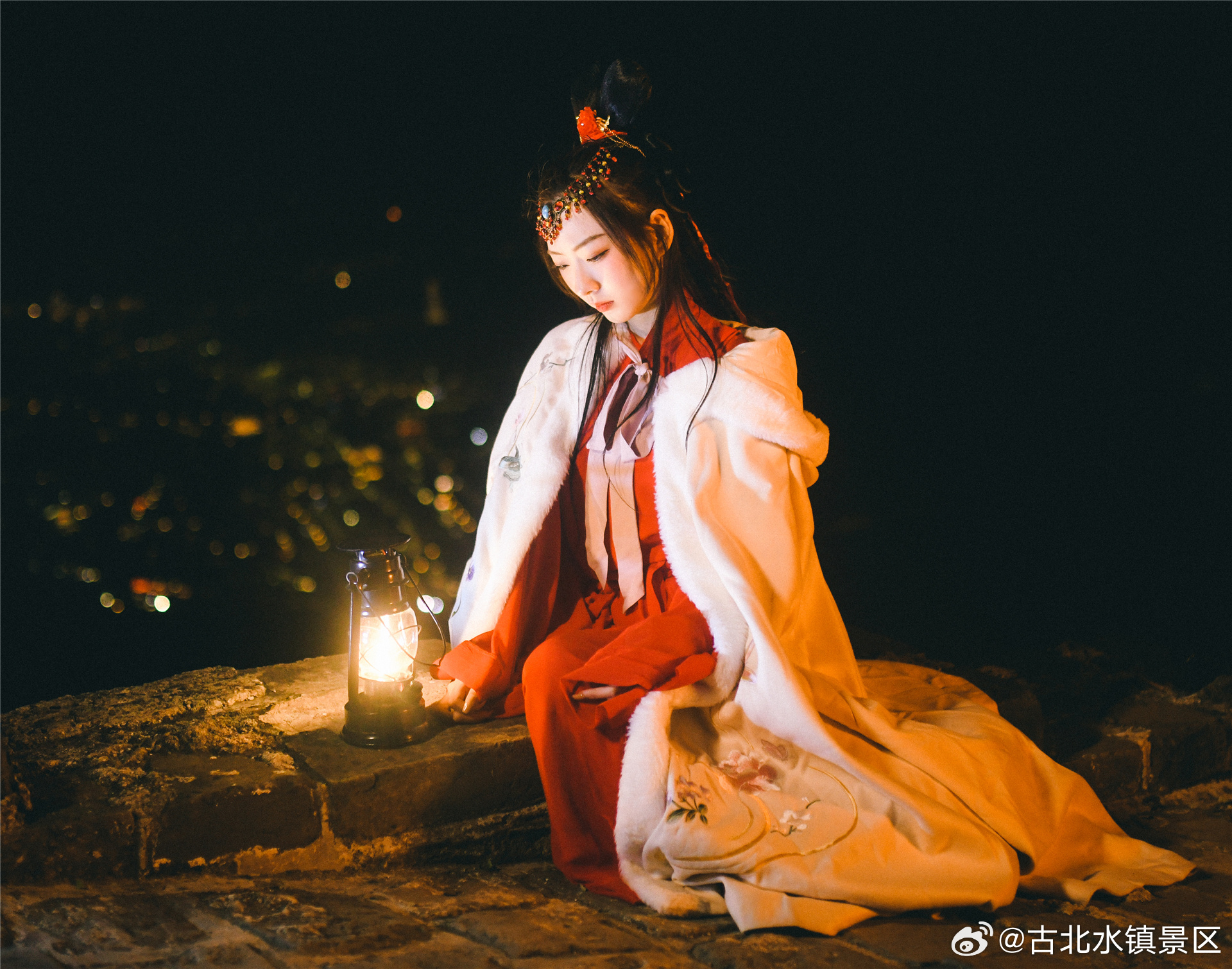 生活细碎，万物成诗。今晚的月亮分你一半，愿你梦里有甜。晚安！宝子们~#古北水镇#