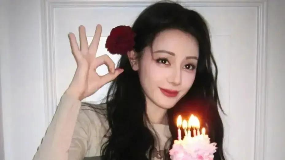 杨幂于社交平台分享精致蛋糕美图，蛋糕造型精美、色泽诱人，光是看着就让人垂涎欲滴，