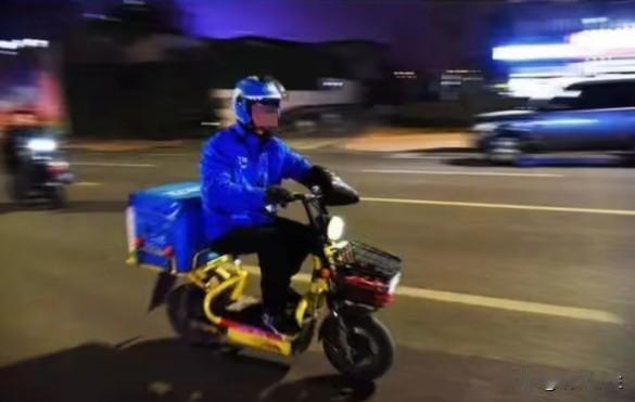 春节临近，山姆、盒马、叮咚等多家商超宣布加收配送费，最高达6元，而美团、淘宝闪购