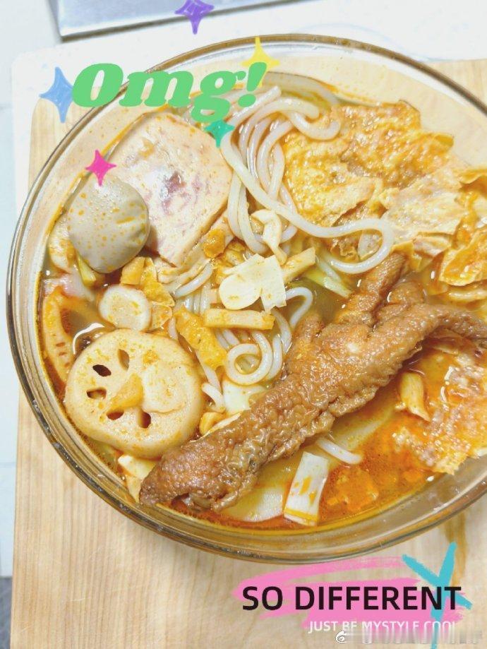 #用高脚杯喝螺蛳粉#咱就是说真的是太会整活了吧，真的是很想尝试一次，主打一个创意