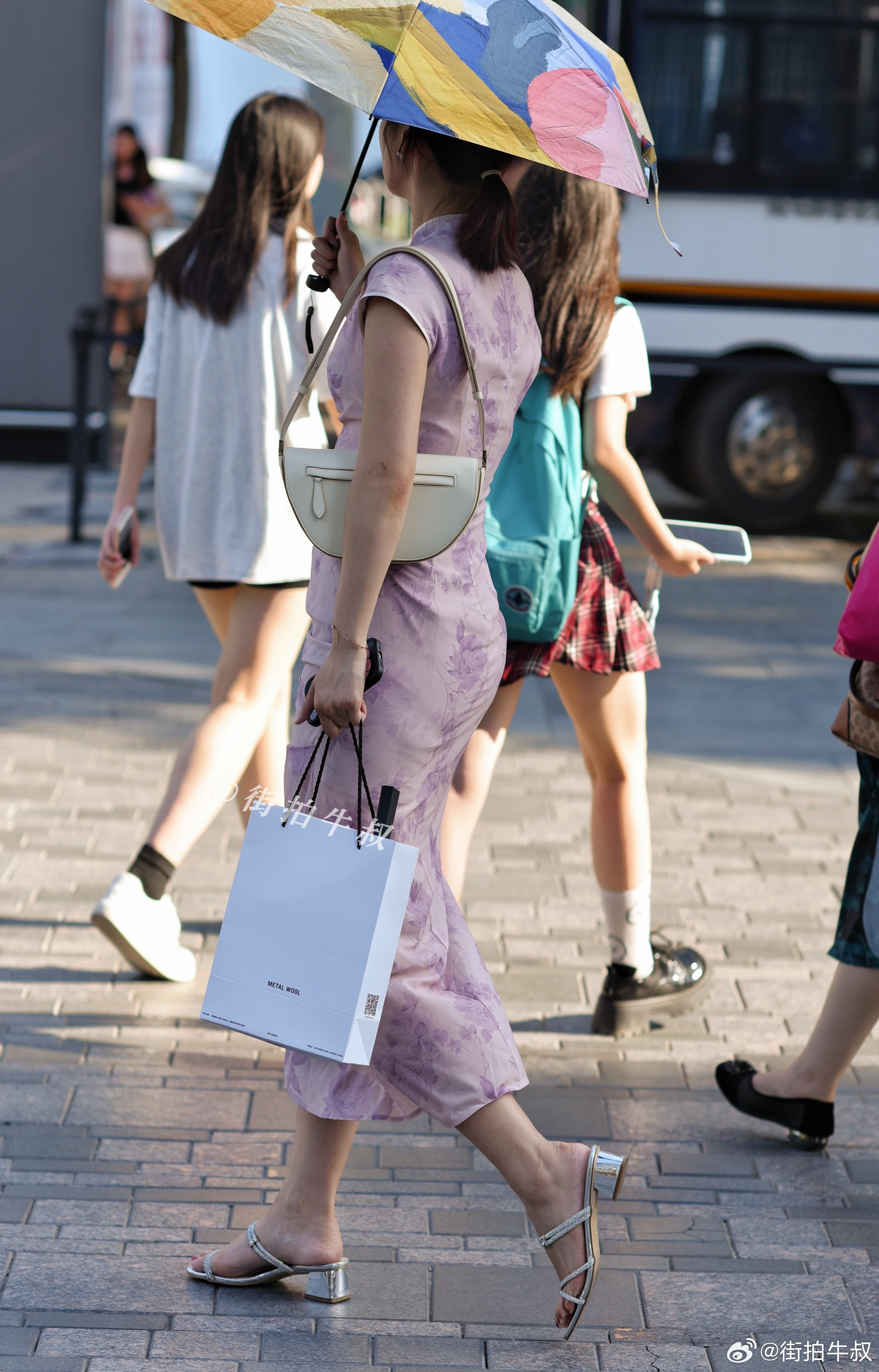 复古的粉色国风旗袍 