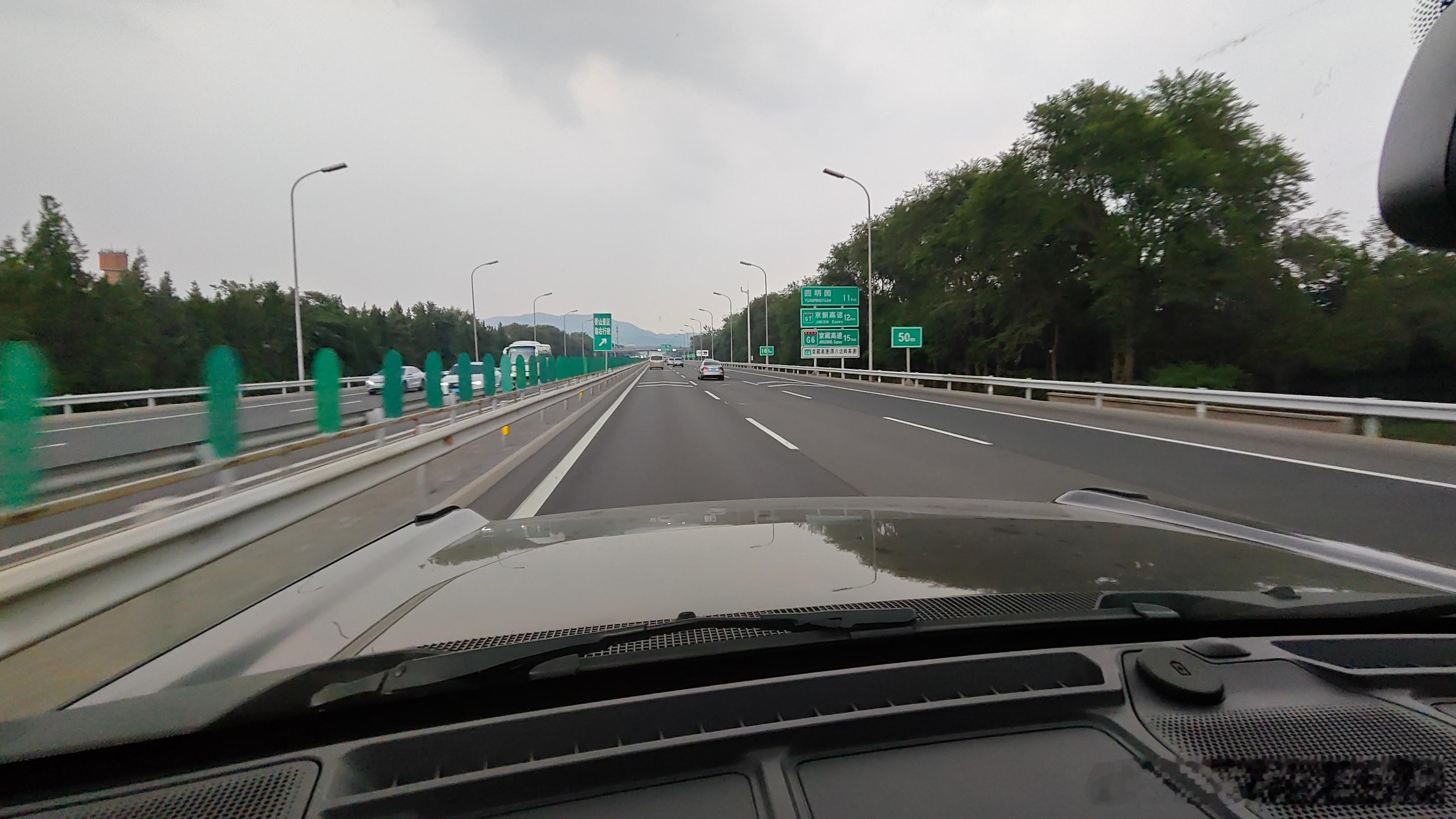 为了暴雨涉水回家开了一天涉水深度85厘米#白宁的福特bronco烈马# ，见人就