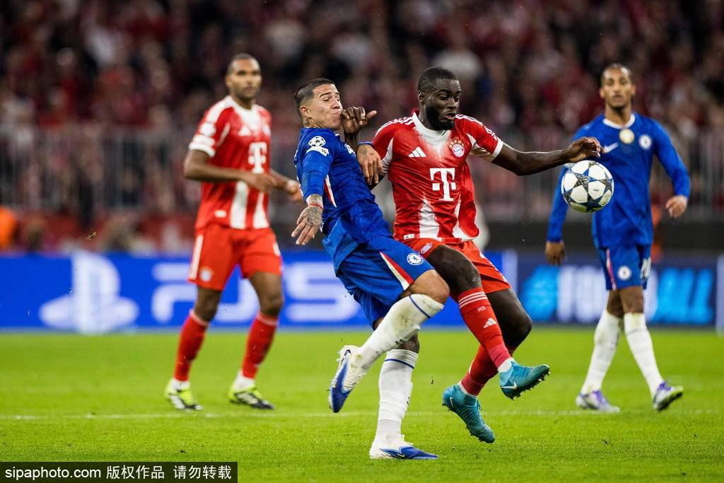 25-26赛季欧冠联赛阶段首轮打响，拜仁主场迎战切尔西。第20分钟，查洛巴乌龙送