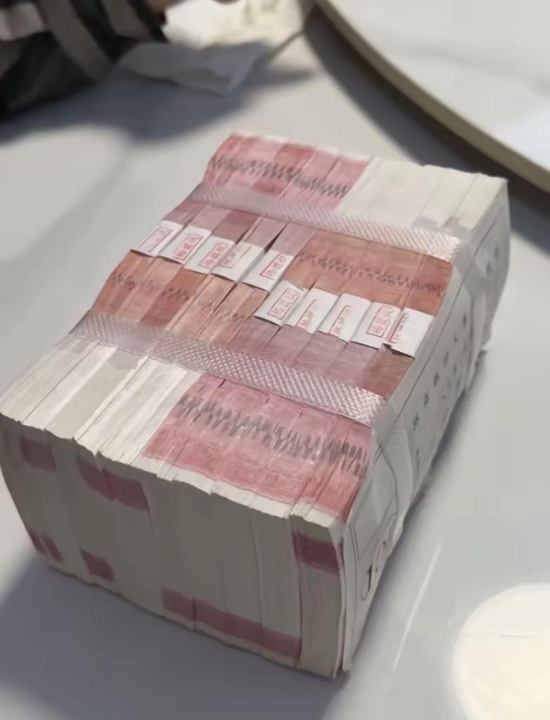 家人们，如今这形势可得听我一句劝。要是你手里攥着10万、20万，可别想着轻轻松松