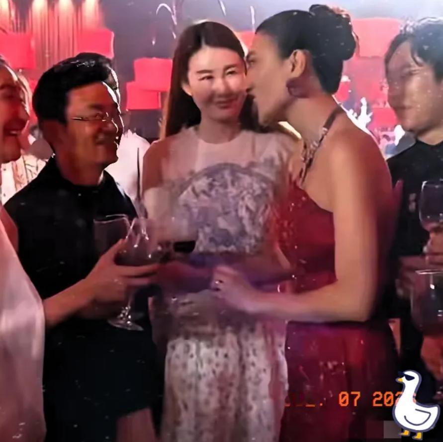 王宝强，捡到宝了。

7月6日，42岁的王宝强，冲上热搜，这一次，不是因为新电影