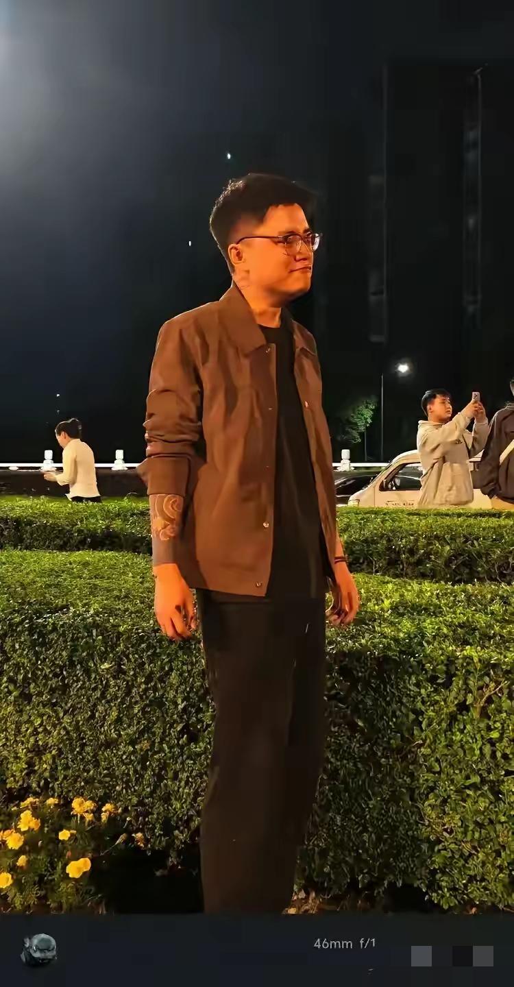 这个帅哥对着烧毁的车流泪的样子，真的比任何画面都戳心！他攥着被划破的手念叨“能打