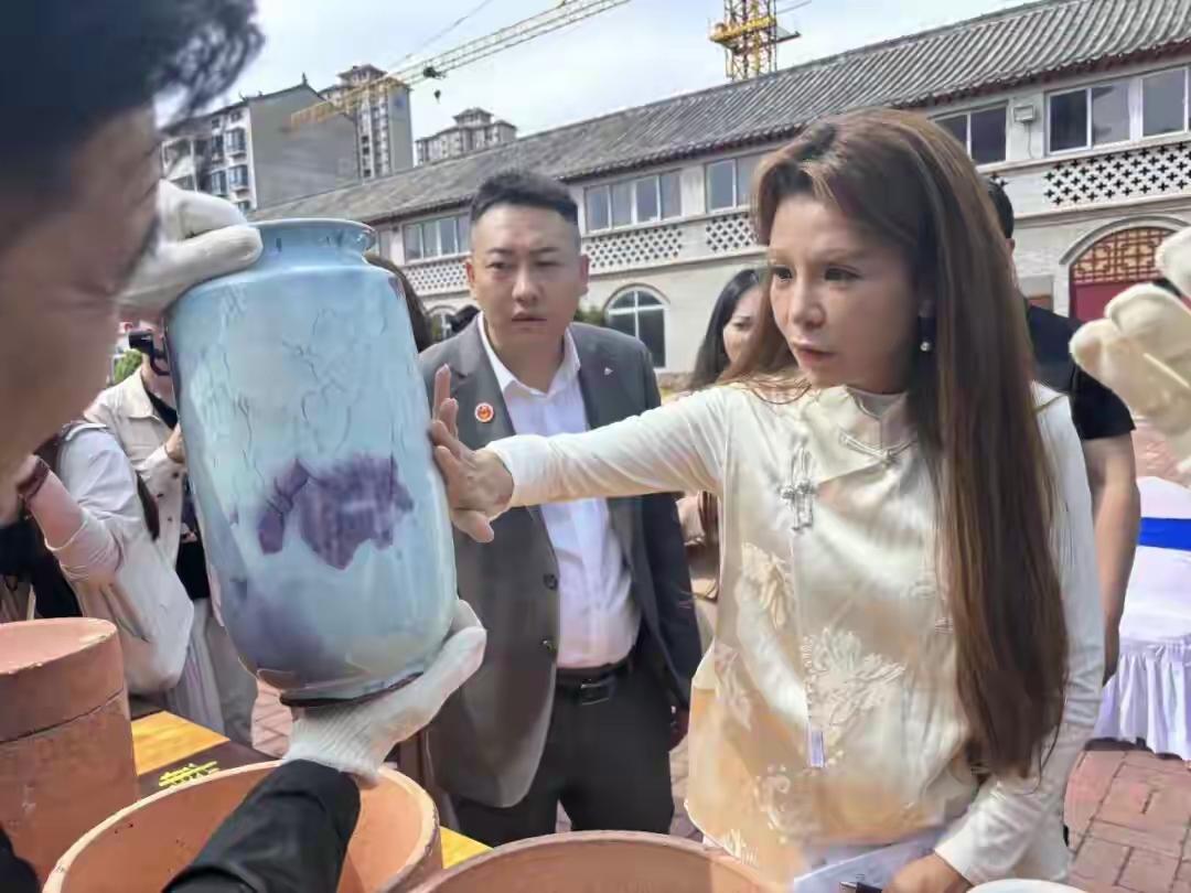 朱迅走进禹州：赴一场窑火千年之约
 
五月浅夏，风拂中原，一缕萦绕禹州千年的窑火