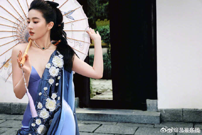 刘亦菲春天开幕式排面 在春天开幕式，海陆空以各自独特方式迎接刘亦菲，海洋的波涛、
