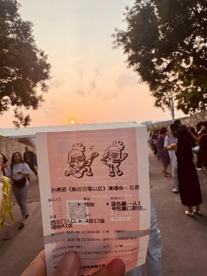 看陈妍希分享演唱会感受好上头！十年的期盼化作现场的泪水，这种真挚的情感特别能引起