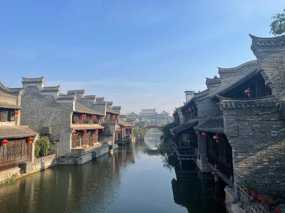 不少家长为了抢起跑线，早早给孩子填满各类补习班，剥夺玩耍与放松时光，反而容易压垮