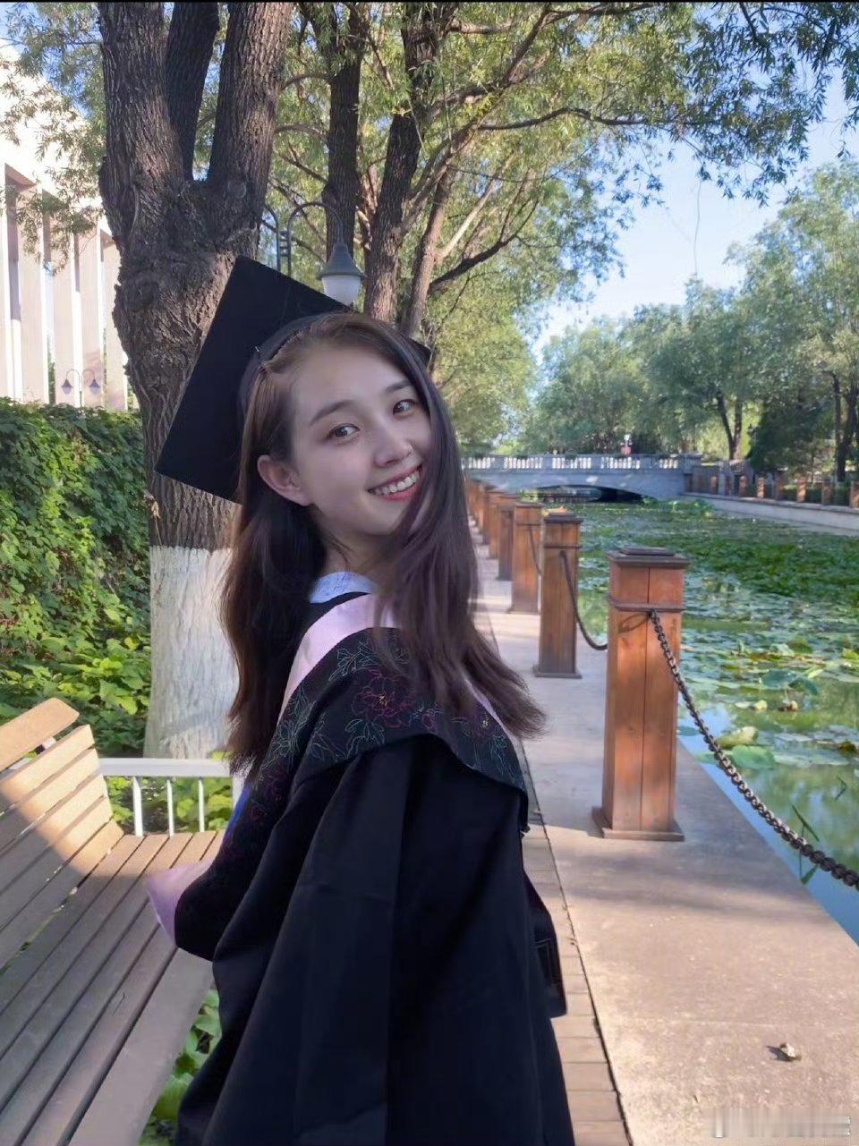 郭宇欣21年中戏毕业照郭宇欣21年中戏毕业照！！ 