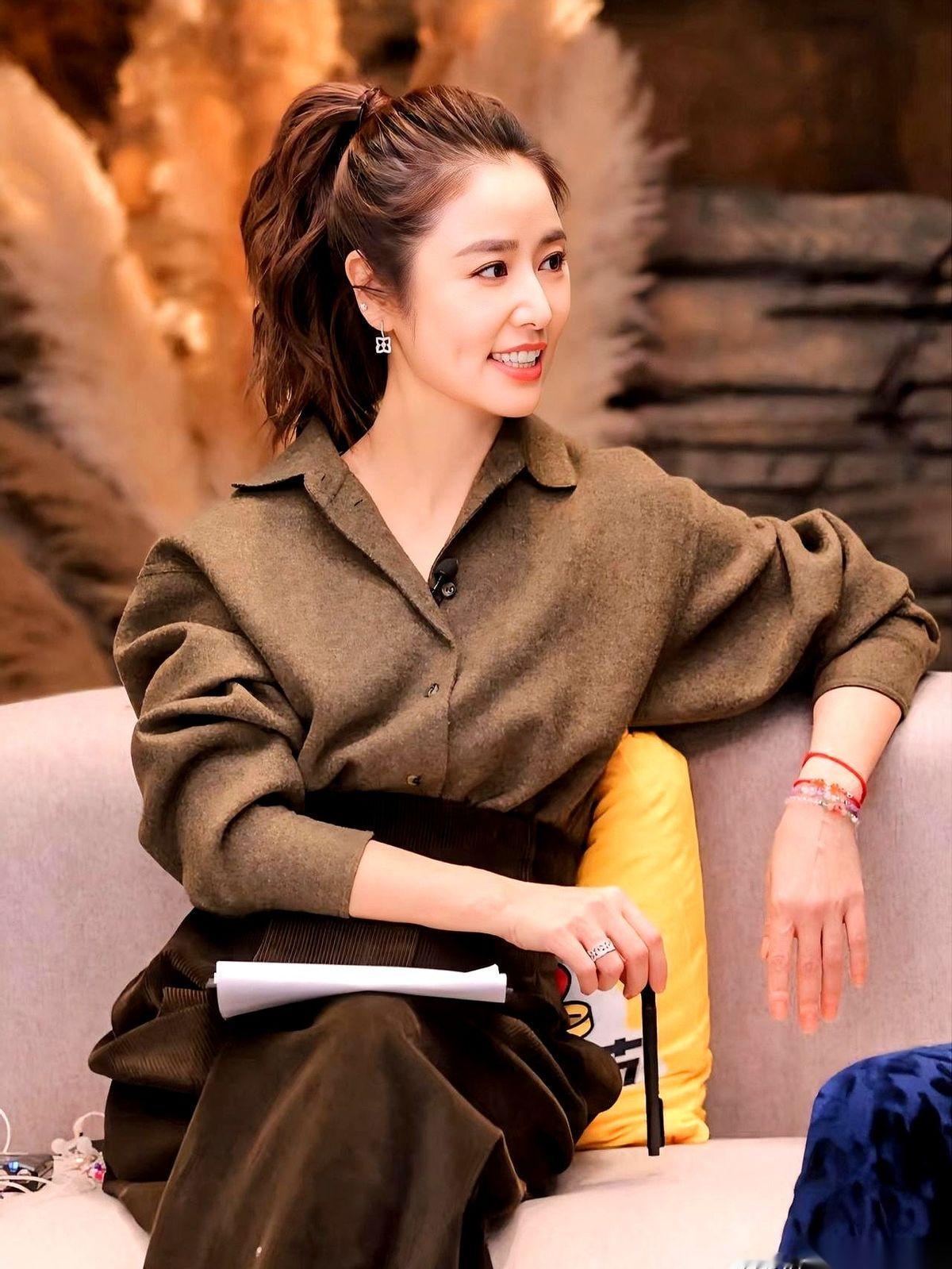 全场都在为他和胡歌的“兄弟情”尖叫。
可谁又注意到了，他的眼神，几乎就没从旁边的