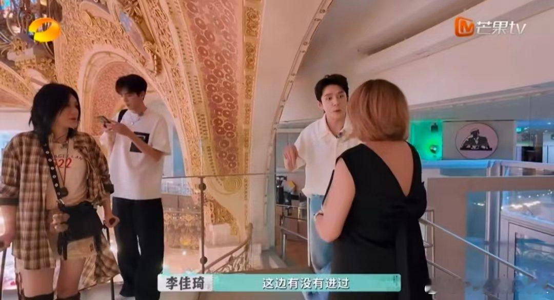 李佳琦说找到创业者的感觉了 李佳琦这波真的很创业者！中国美妆首进老佛爷，他当场燃