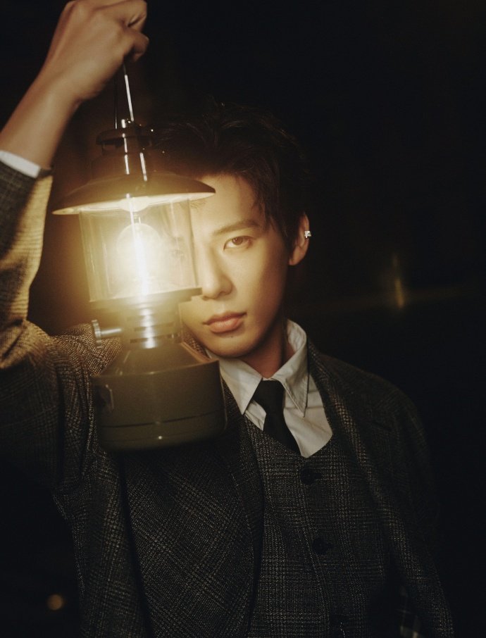 王安宇深夜西装街拍真的很有氛围感！ 