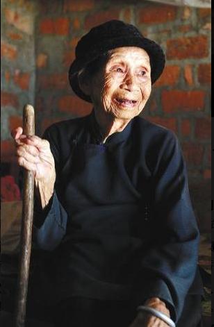 1941年海南陵水，14岁黄有良田间遇日军，被十余名士兵围堵侵扰拼命反抗，军官叫