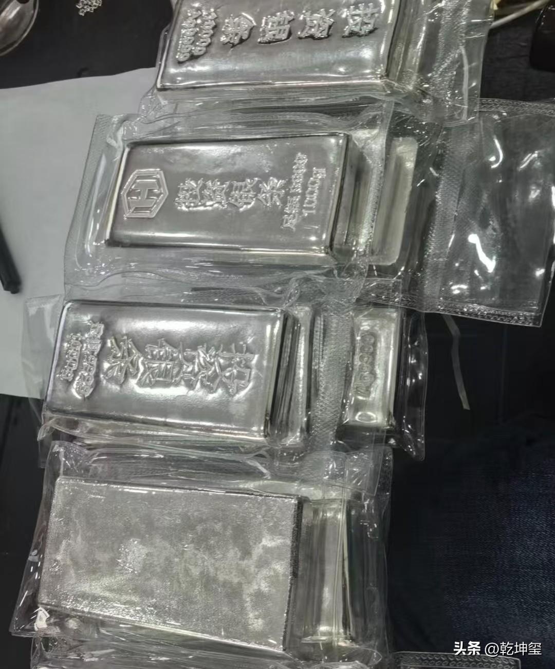 爱咋地咋地？
    黄金价格暴跌📉，白银价格暴跌，去年白银价格12元时我没有