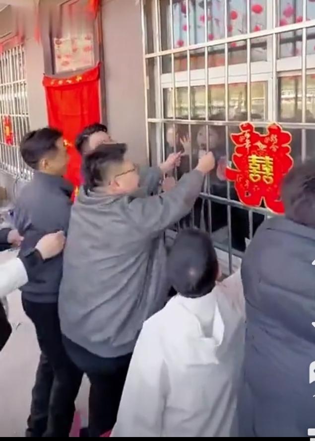 搞不懂，这是接亲还是抢亲？
这样的婚闹也太离谱了。
打家劫舍似的，连防盗网都拆了