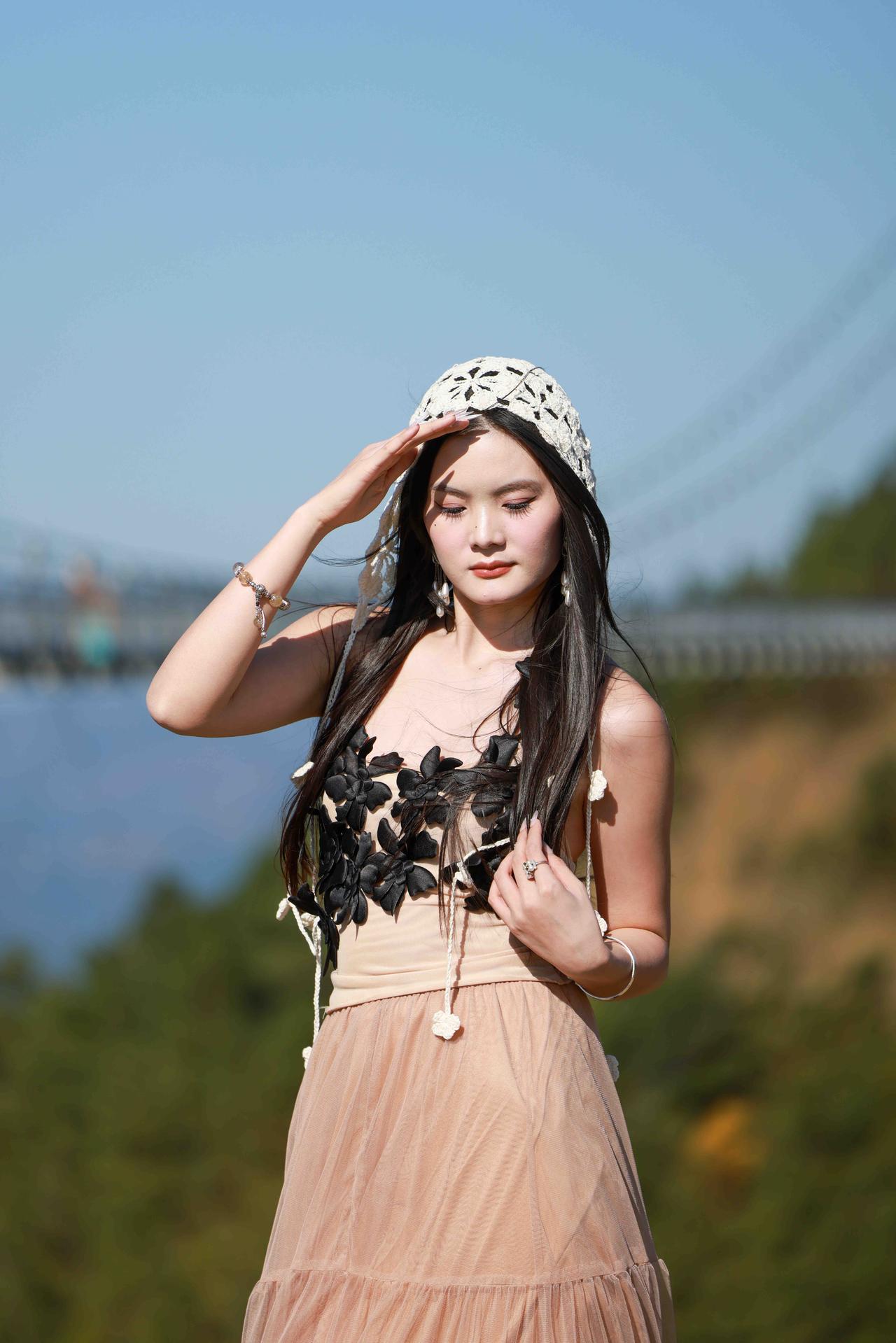 组图｜蓝天下的镜头感。

当晴空撞上开阔的高空栈道，风就成了最好的拍照助手。
