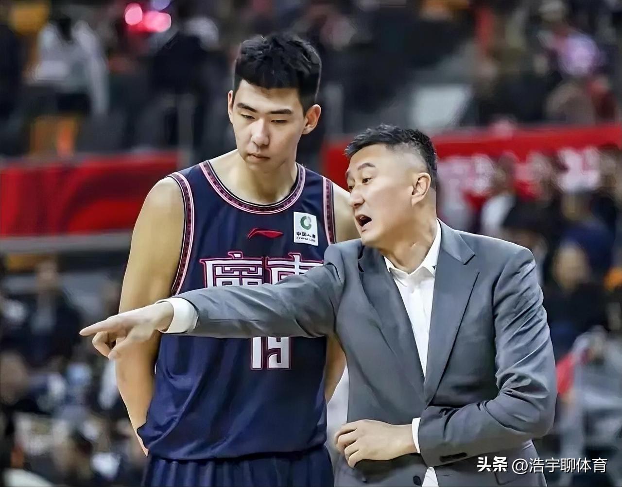 杜峰四年顶薪续约，地位无人能撼动，但杜指导还能带领广东队夺冠吗？
杜峰以四年教练