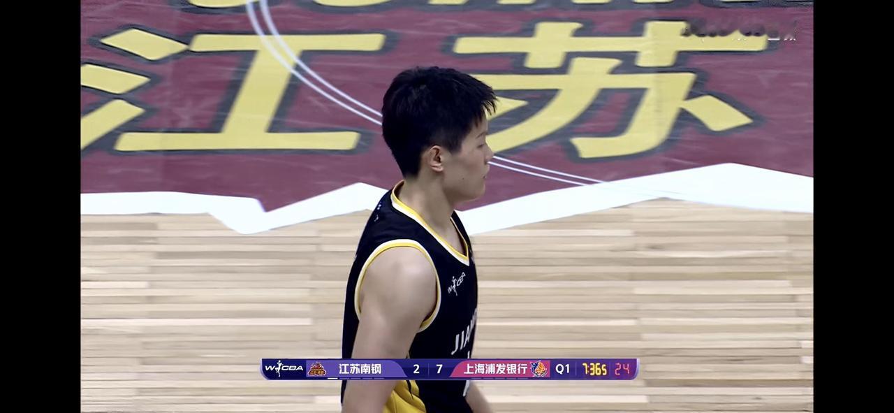 江苏女篮今晚大抵是赢不了了！
一句话，防不住、攻不进、失误不断。

第一节上来，