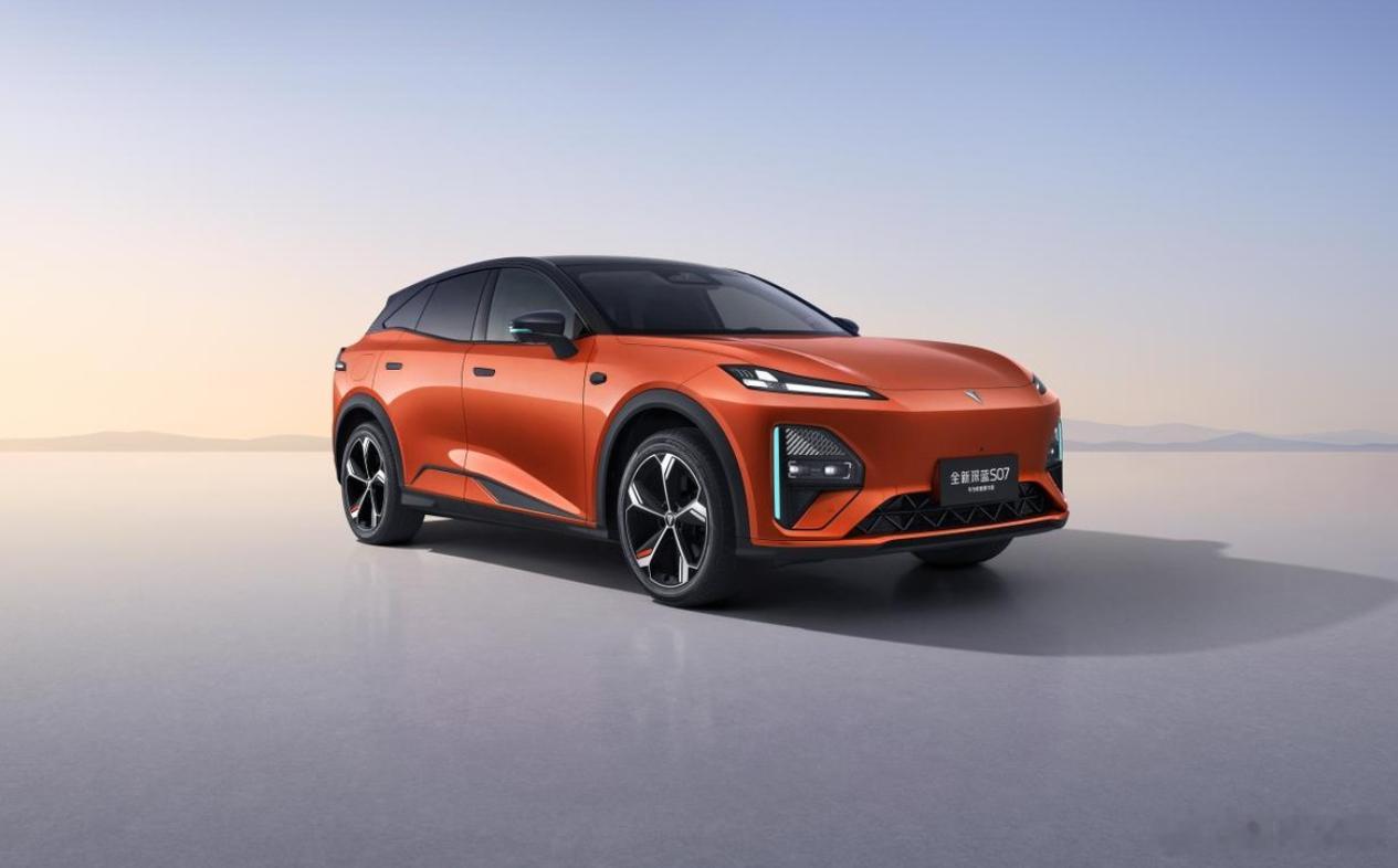 新发布的海狮05和深蓝全新S07乍一看颜色还以为是同一辆