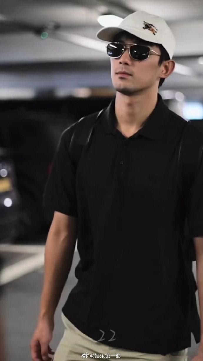 吴磊到了熟男赏味期以前听人说“熟男赏味期”，总觉得抽象。看到他这张照片，下巴上淡