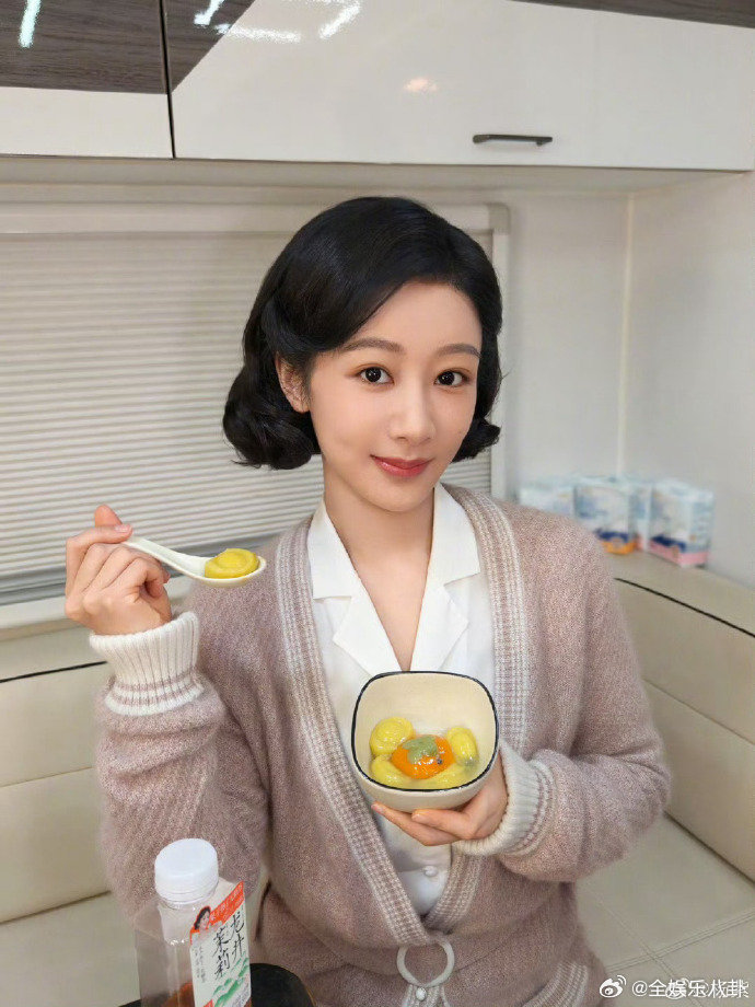 杨紫元宵节六宫格杨紫晒董竹君日常杨紫元宵节六宫格太用心啦，董竹君造型温婉大气，气