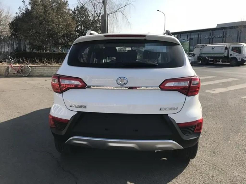 全家选车时，这台车意外全票通过。爸妈看中它的宽敞空间和舒适座椅，周末出游轻松容纳