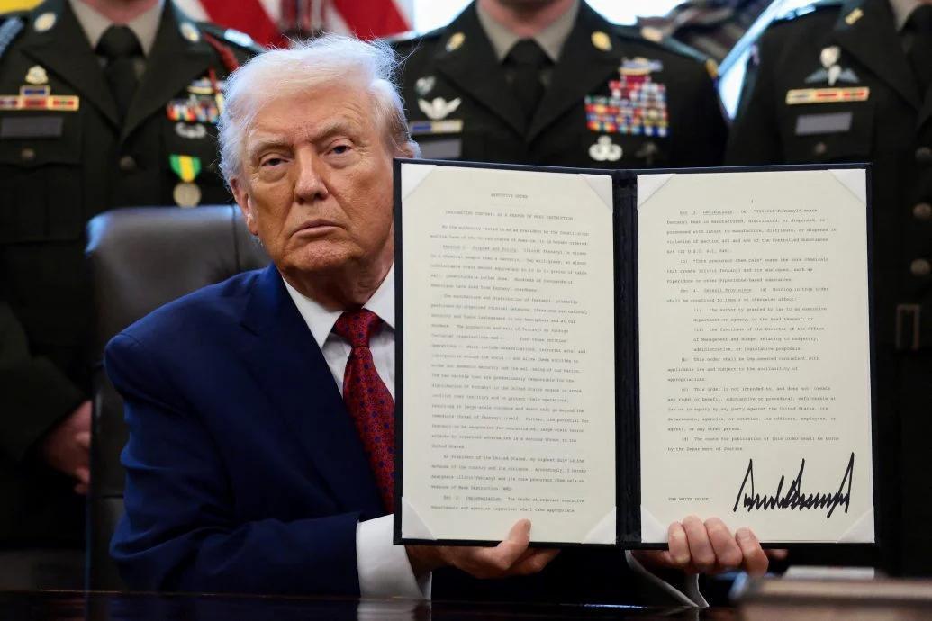 美国总统特朗普周一在白宫签署行政命令，正式将鸦片类药物芬太尼列为大杀伤力武器，可