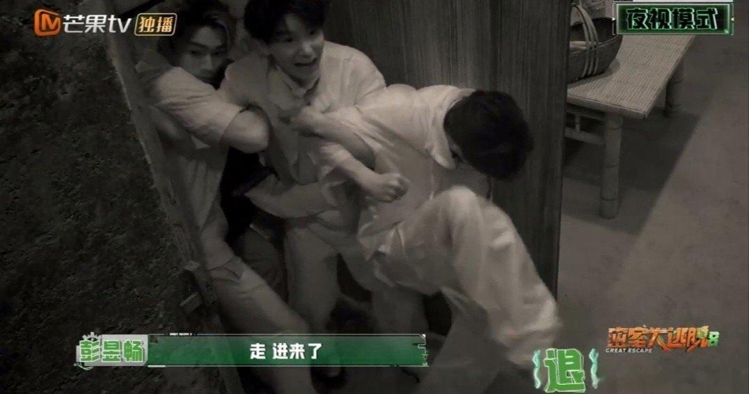 陶宅副本通关特调小队撤离密室大逃脱密逃8首个陶宅副本顺利通关，刚入老宅全员吓得尖