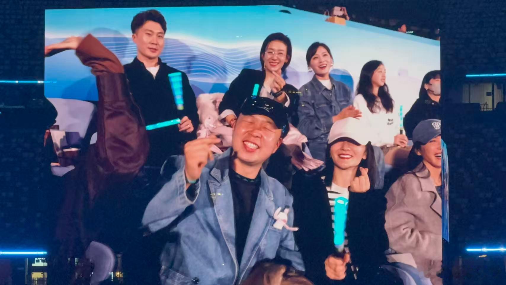 谢娜带浪姐来看张杰演唱会了张杰演唱会直接变成乘风姐姐团建现场，谢娜带姐姐们来也太