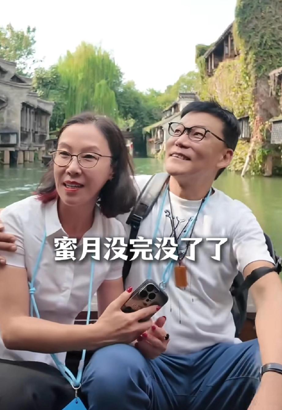 李国庆真的很爱白月光老婆张丹红。两人受邀参加乌镇戏剧节，坐在小河边喝茶吃点心，颇